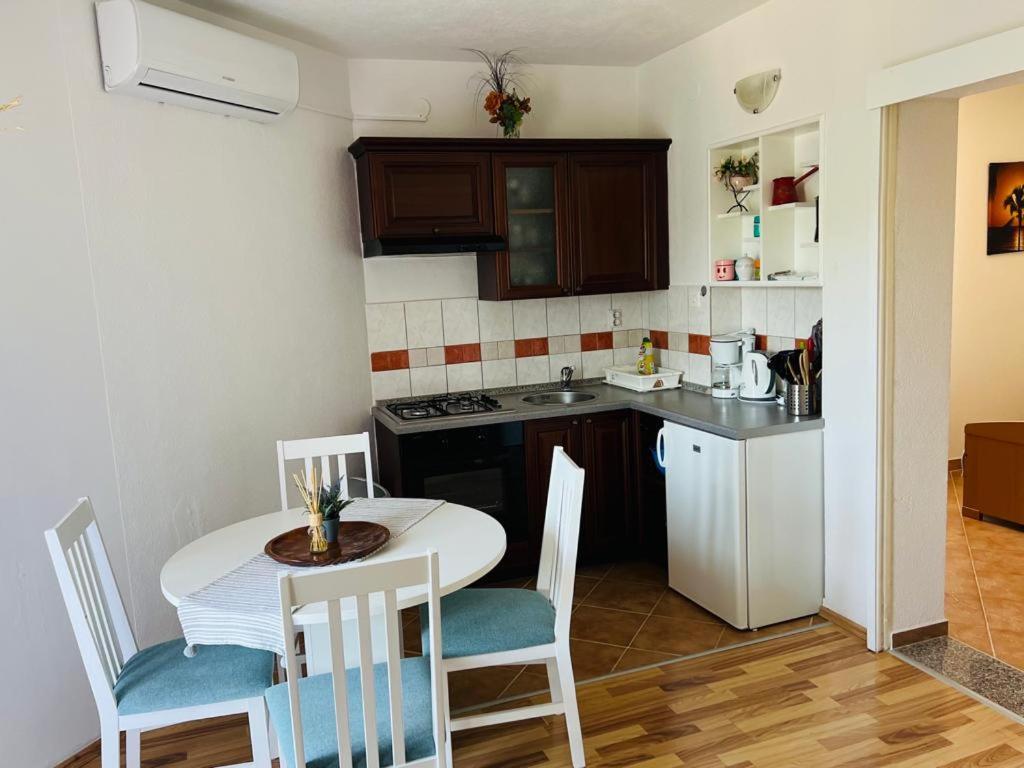 Apartments Adela Polje  Bilik gambar